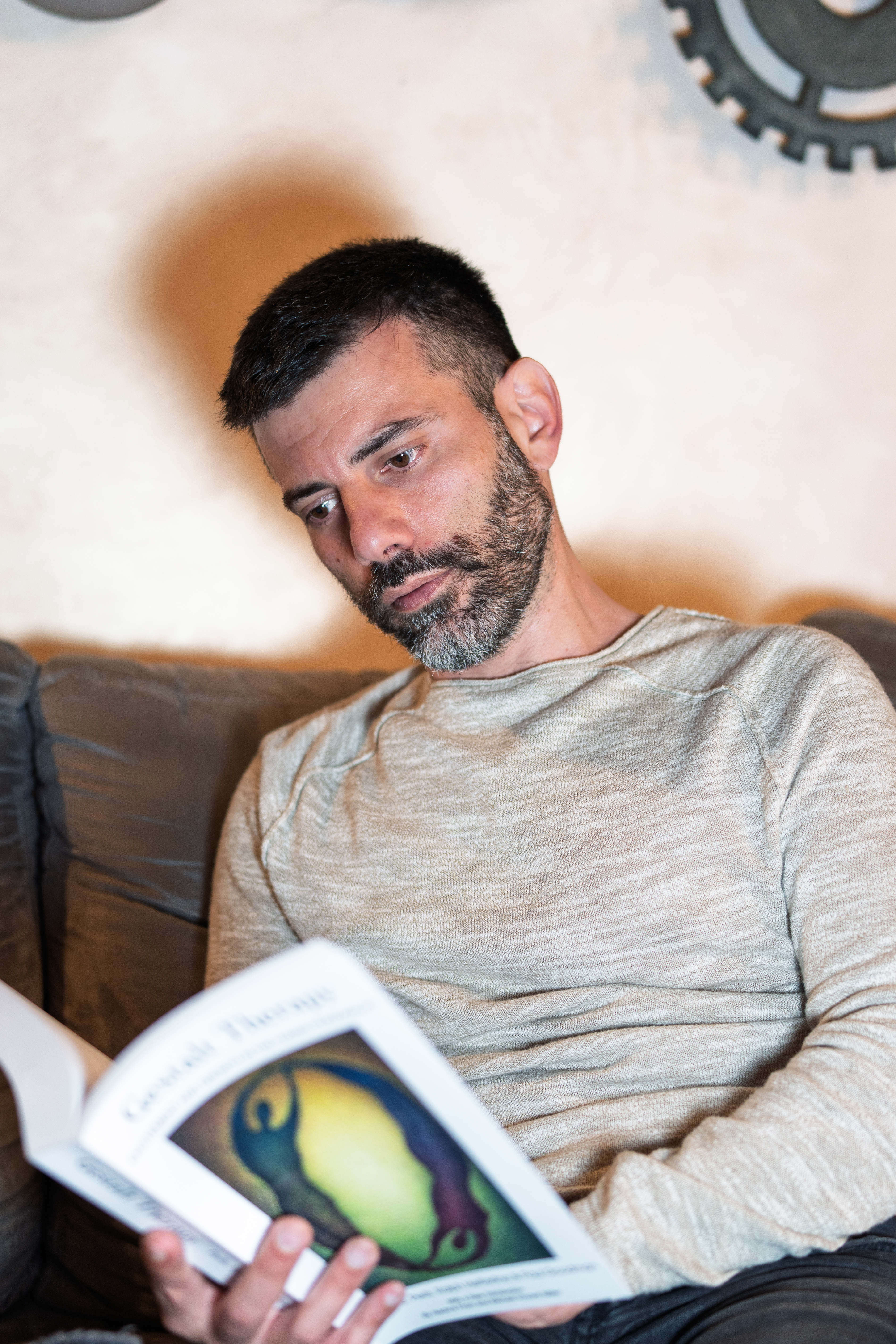 Ottaviano Coniglio durante un momento di lettura e riflessione